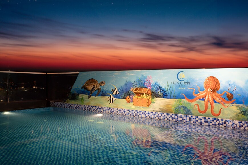 Rooftop Pool & Bar