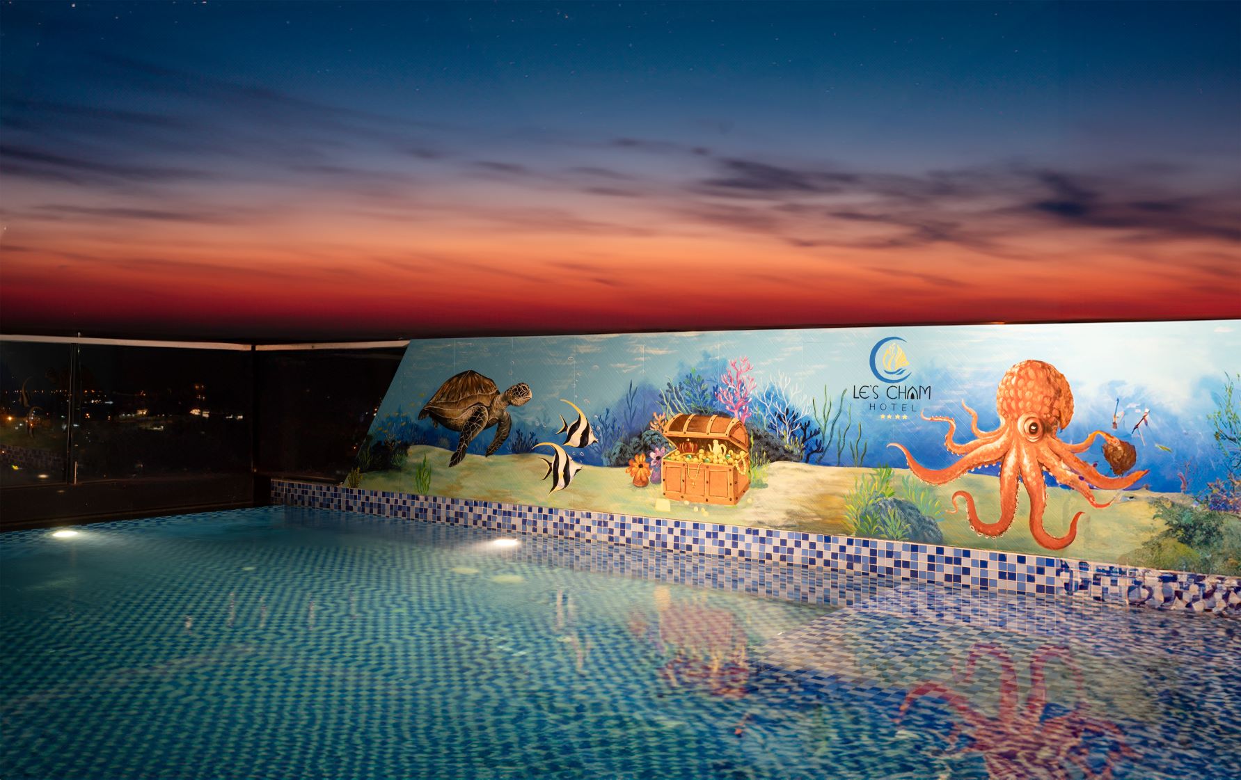 Rooftop Pool & Bar